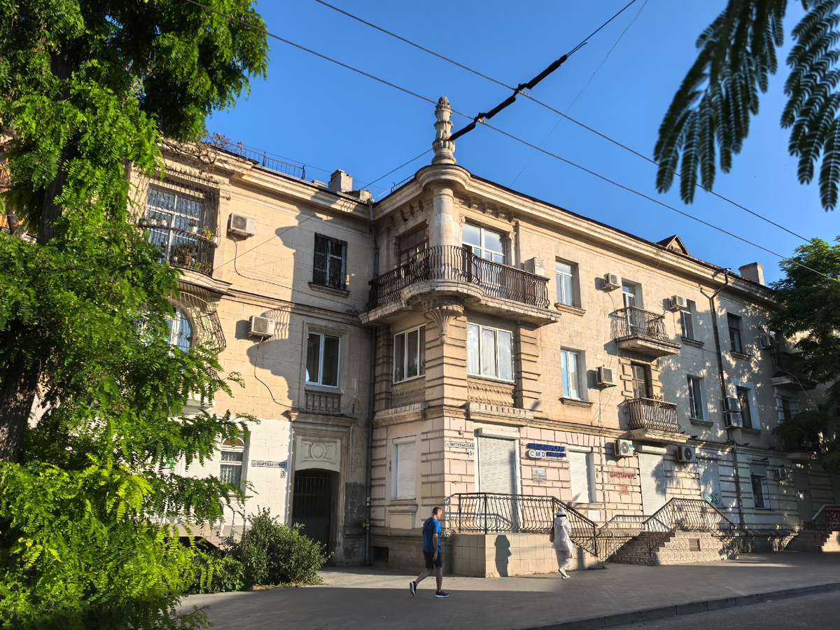 Возможно, кто-то вспомнит эти красивые дома, они уже были в статьях.