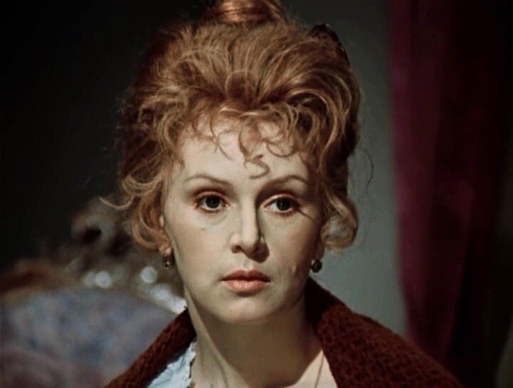 В фильме "Дни Турбиных"  эту роль играла Валентина Титова