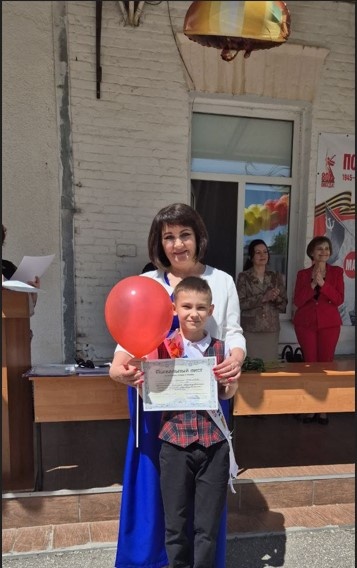 Кривенько сфоткала, но как смогла. Через толпы родителей пробиралась. Вручение похвального листа от директора. Солнце безжалостно светит в глаза.
