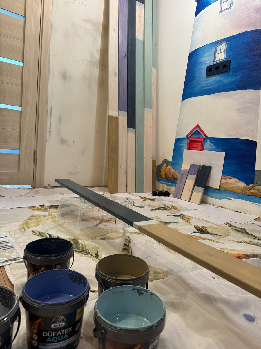 Пришла в себя спустя какое-то время и решили с мужем доски докрасить. Покрыли последним слоем краски и вечером будем прибивать.