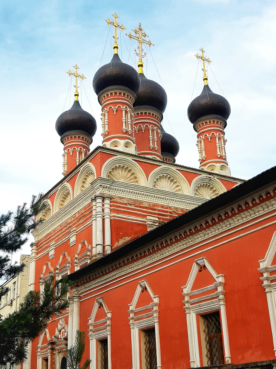 Высоко-Петровский ставропигиальный мужской монастырь. Церковь Сергия Радонежского. Москва. Архитектурный стиль - Московское (Нарышкинское) Барокко.