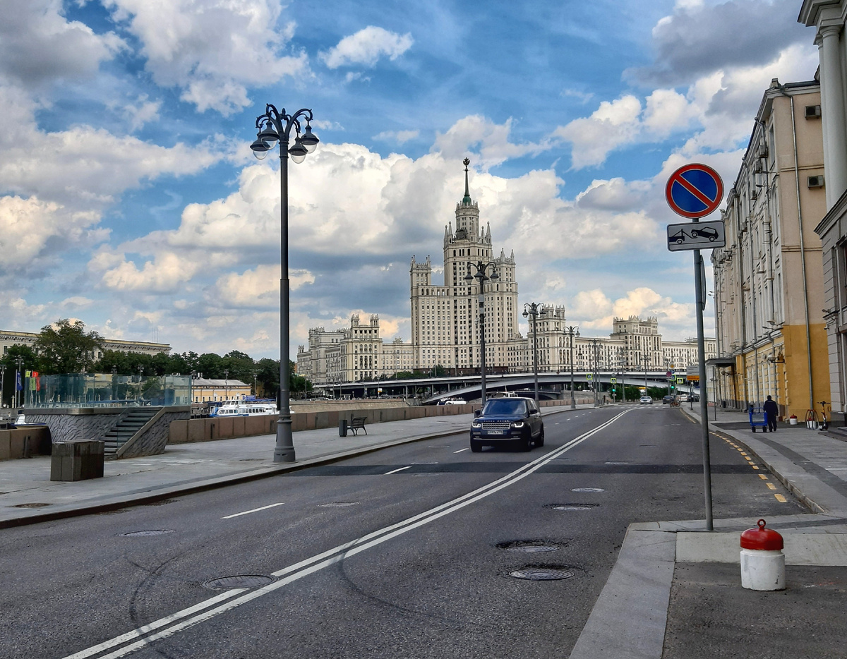 Вид на одну их Сталинских высоток - Высотка на Котельнической набережной. 