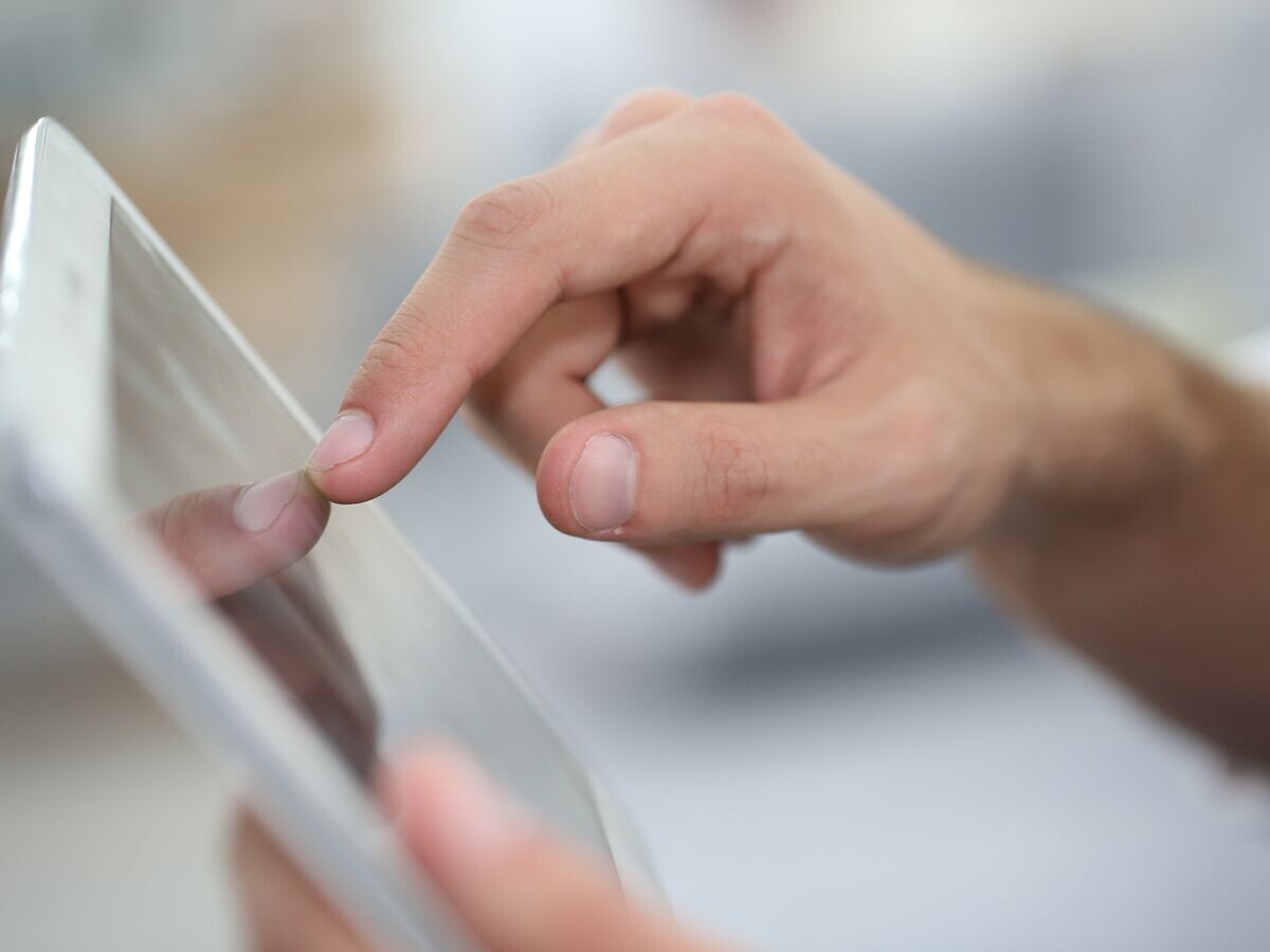    Человек работает на планшетном компьютере© Fotolia / goodluz