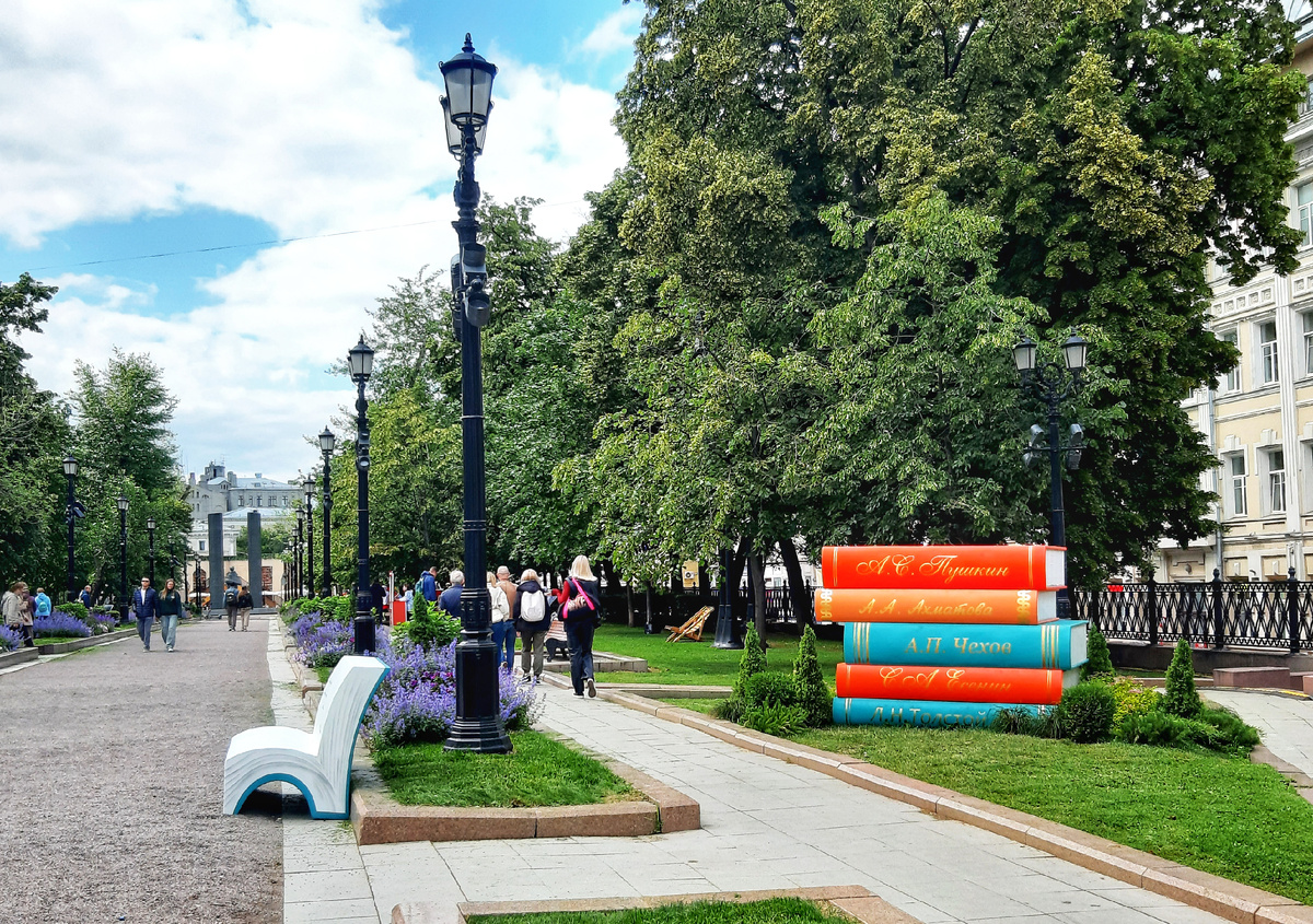 Лето 2025 в Москве. Москва читает. Литературный фестиваль «Книга в городе» на Сретенском бульваре.