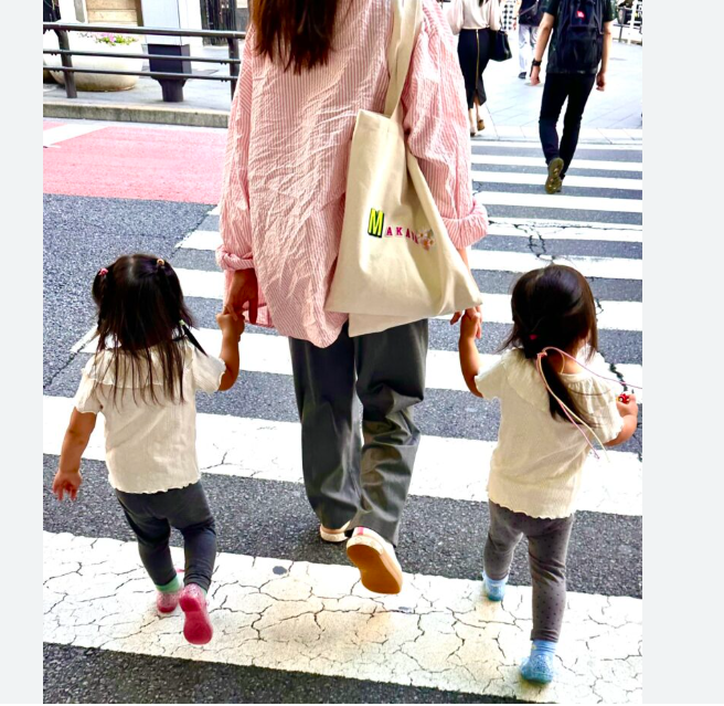 Сразу два ребенка у одной мамы, в некоторых провинциях это даже удивляет прохожих