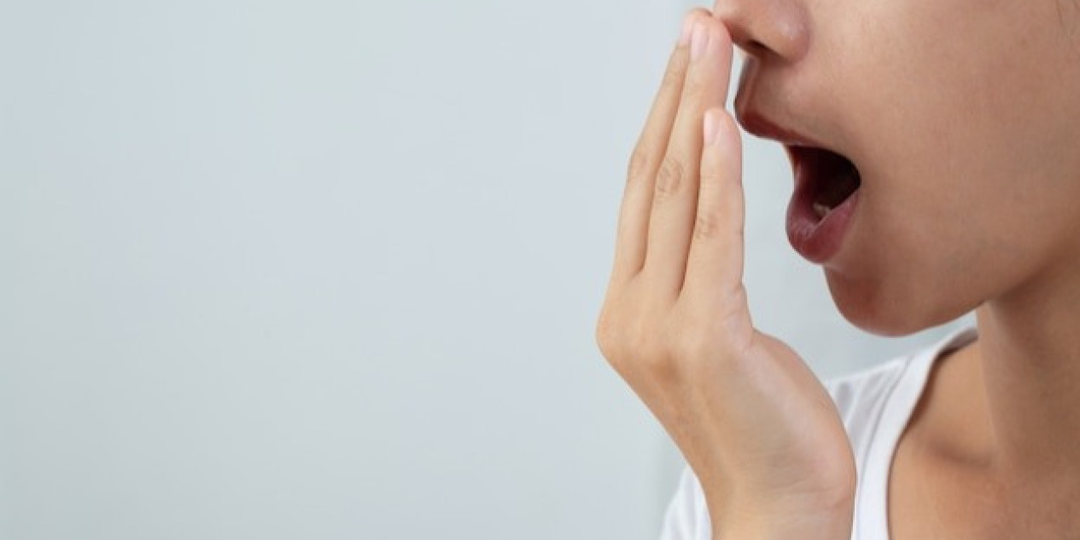 Почему возникает запах изо рта: врач назвала 10 основных причин, многие - устранимы