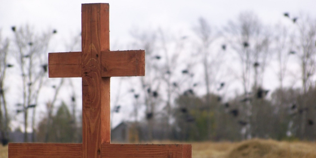 Что делать с крестом после установки памятника на могиле умершего: традиции, правила и практические советы