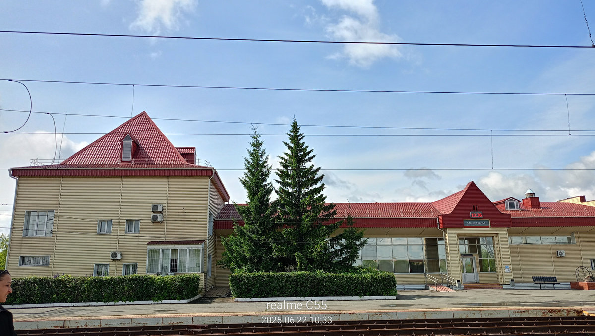 Вот так выглядит ж/д вокзал в Щучье . Вид с перрона. 