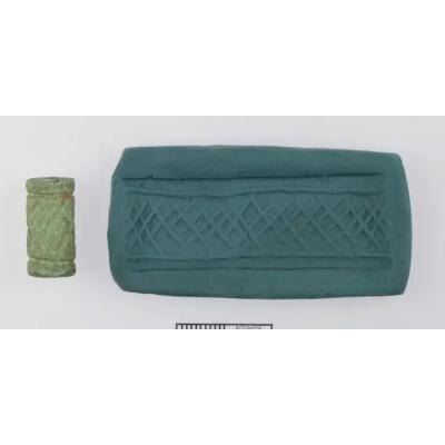 Лабораторный анализ показал, что печать изготовлена из редкого для региона зеленого нефрита. Она украшена узорами в виде клеток с круглыми рамками и имеет перфорацию. Ранее найденный здесь нефрит имел преимущественно фиолетовый оттенок. Несмотря на это, ученые подтвердили местное происхождение сырья. Находка свидетельствует о высоком уровне торговых связей поселения. Вероятно, печать была заказана местным торговцем или чиновником по заморским образцам.