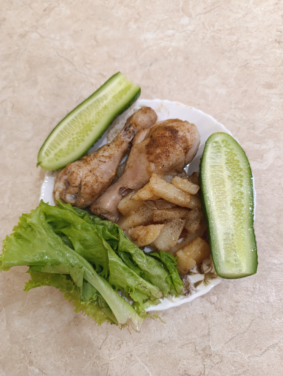 Один из вариантов обеда. Куриные голени, запечённые с картофелем и овощи. Фото автора.