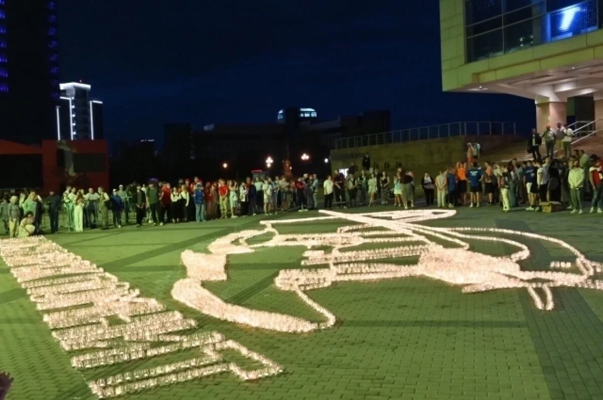    Более 500 участников воссоздали символическое изображение из горящих свечей.