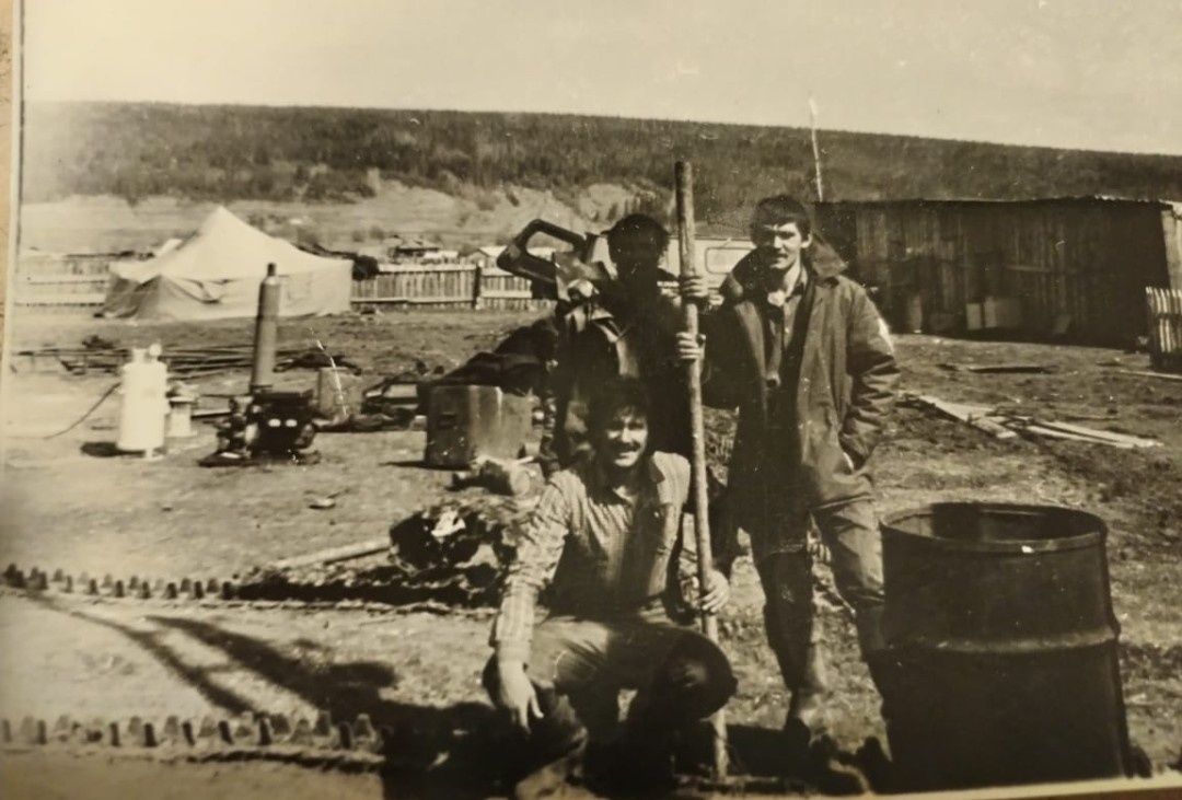 Мы с Витей Головачёвым на базе партии в Непе. Кто за спиной у Виктора стоит, не помню.