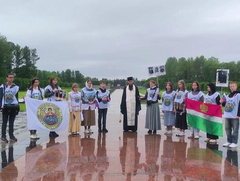 Юные калужане помолились у могил жертв блокады Ленинграда