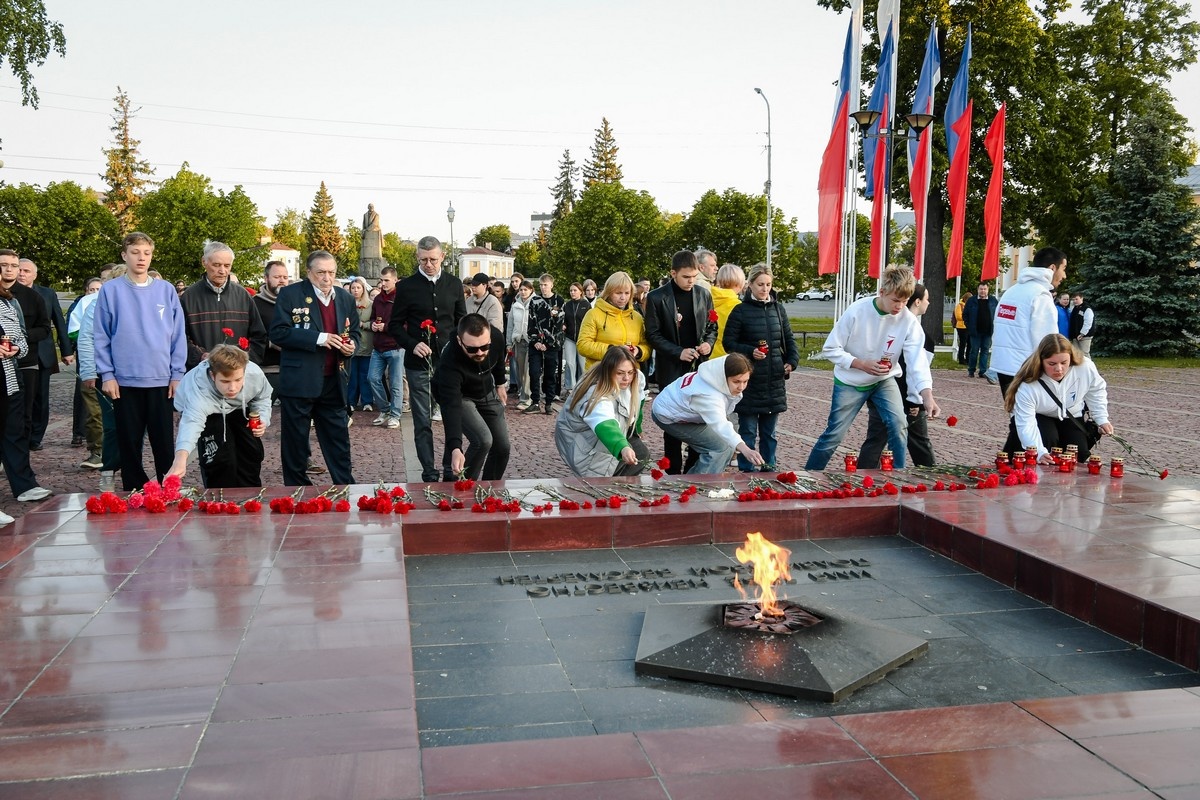    Цветы к Вечному огню в Петрозаводске возложили в День памяти и скорби. Фото: "Республика"/Оксана Кудряшова