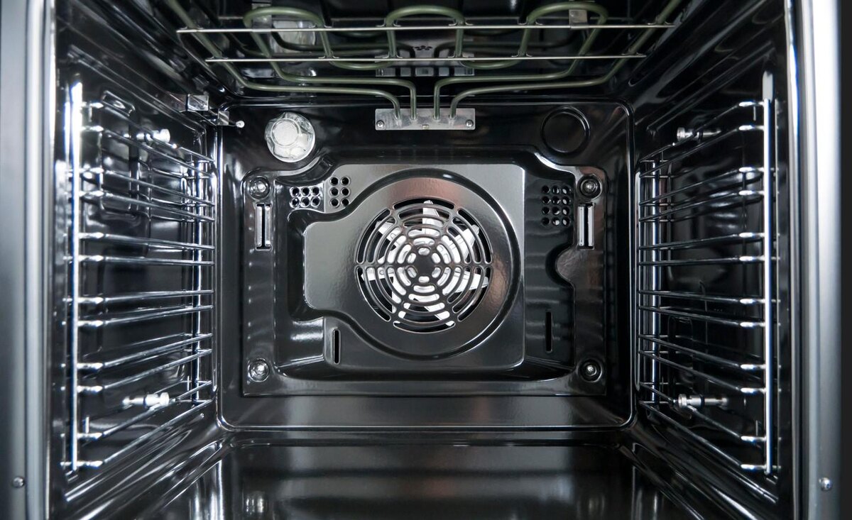 V.Lawrence / Shutterstock / FOTODOM📷Конвекция в духовке нужна для равномерного прогрева камеры и поддержания постоянной температуры