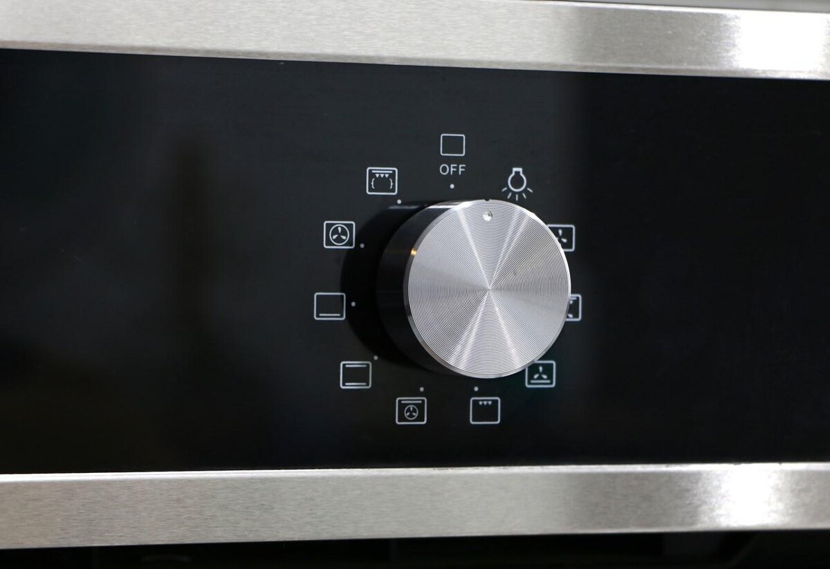 zieusin / Shutterstock / FOTODOM📷Чтобы включить конвектор, нужно нажать на эту иконку (кнопку) либо перевести на нее селектор выбора режимов