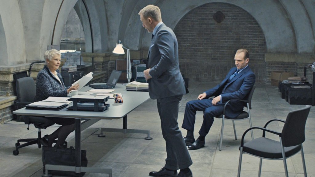 кадр из бондианы, Джуди Денч-М