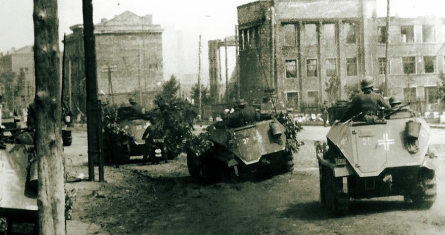Танки и бронетранспортёры немецкой 24-й танковой дивизии идут по Воронежу. На корме замыкающей машины справа видна эмблема дивизии — всадник, берущий барьер
