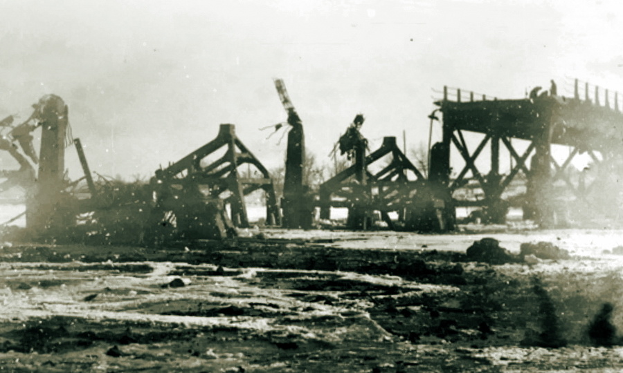 Руины Чернавского моста. Новый мост будет построен в этом месте лишь в 1959 году