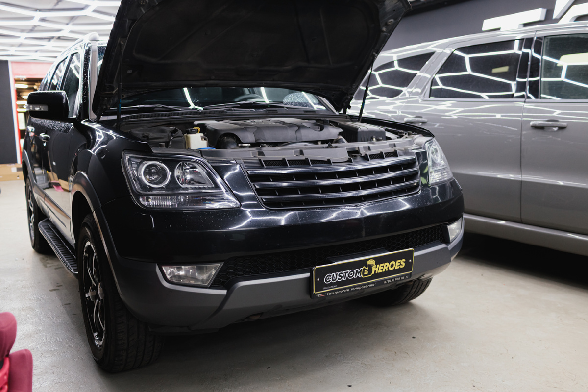 Источник фото: https://custom-heroes.ru/raboty/vid-uslugi/avtosvet/nashi-raboty/vosstanovlenie-far-kia-mohave-posle-neudachnoy-polirovki-v-garazhe/