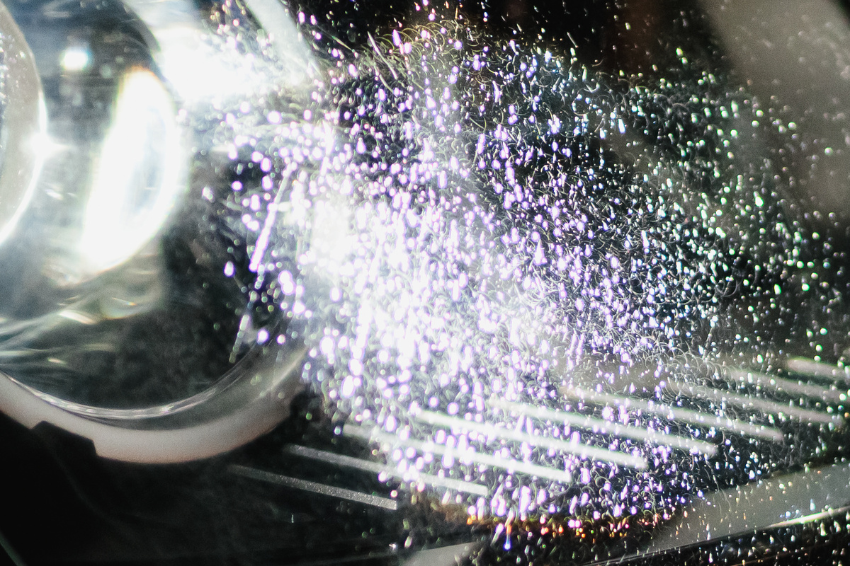 Источник фото: https://custom-heroes.ru/raboty/vid-uslugi/avtosvet/nashi-raboty/vosstanovlenie-far-kia-mohave-posle-neudachnoy-polirovki-v-garazhe/