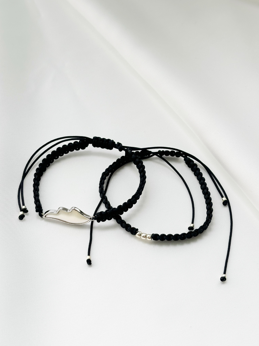 Один браслет мерцает серебром, другой переливается перламутром. Этот комплект — идеальный выбор для тех, кто ценит минимализм и стиль.