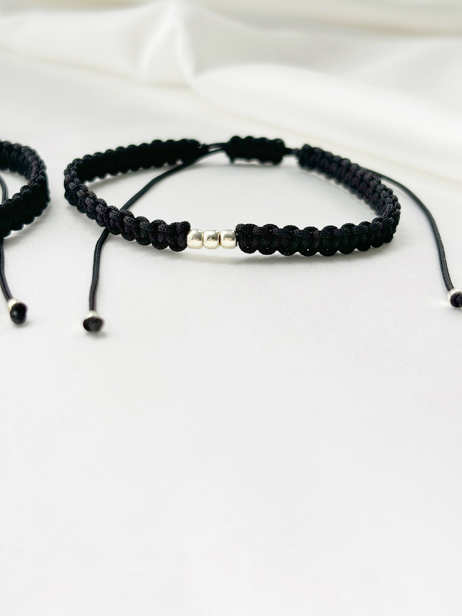 Комплект браслетов «Черное и серебро» — сочетание лаконичности и изысканности.