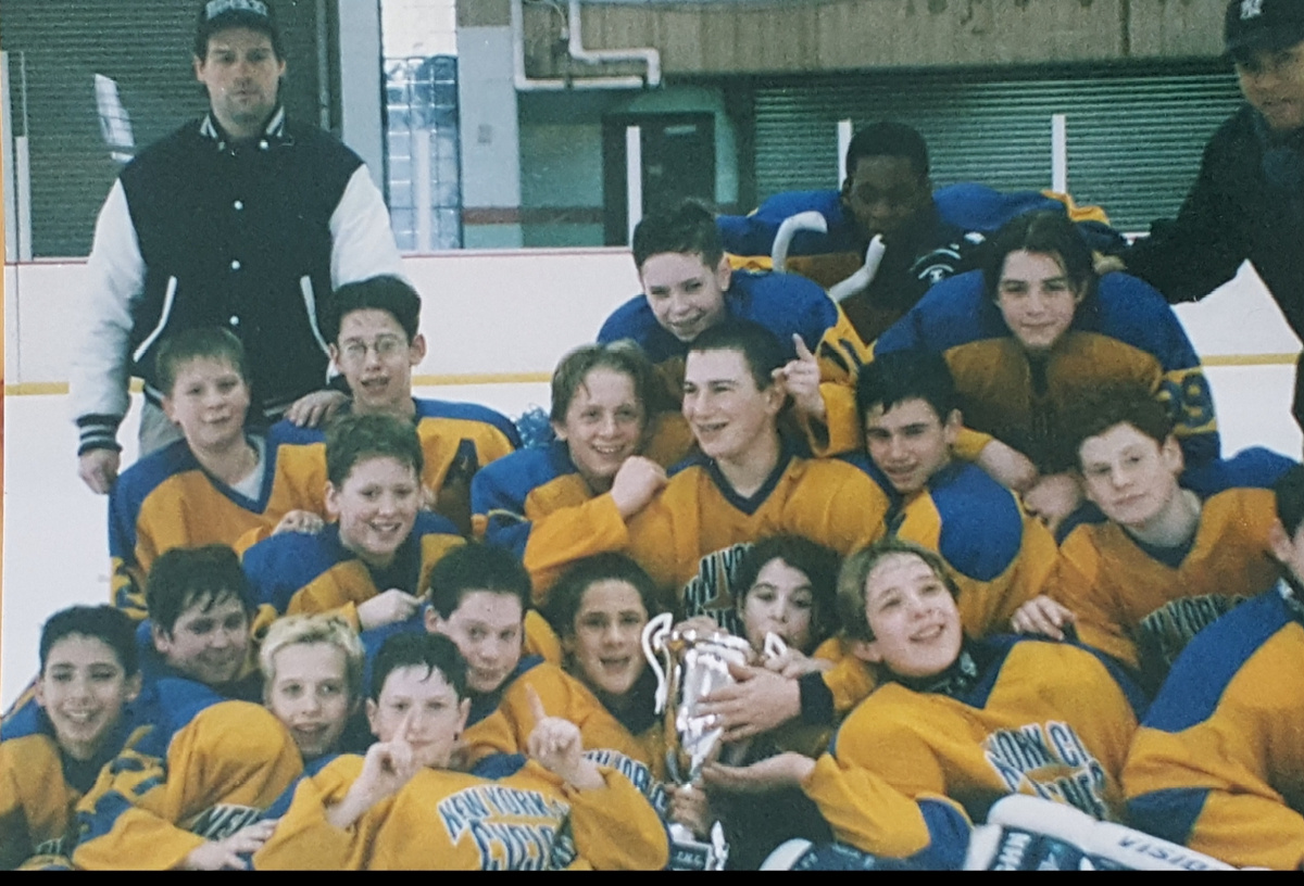 Команда из Манхэттена "Нью-Йорк Сайклонс" только что стали чемпионами города.