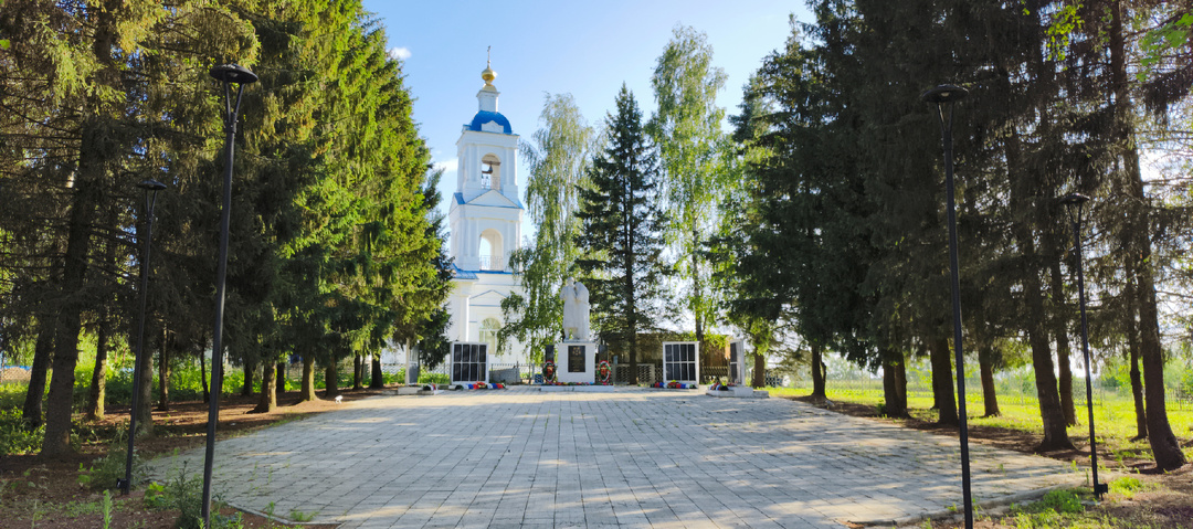 Село Минское Костромской области удивило меня чистотой, наукой и гербом.