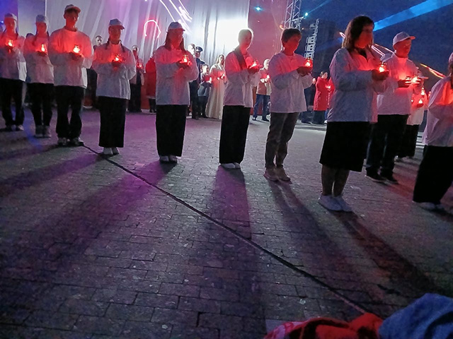 100 человек зажгли 100 «свечей памяти» у подножия монумента в Тверской области