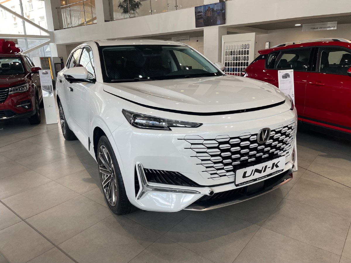 В салоне Changan несколько лет назад решил посмотреть UNI-K. На тот момент он мне нравился своей внешностью. Ну и салон был для меня необычен. Сейчас, кстати, я Changan вообще не интересуюсь. Особенно после нескольких историй из интернета. Фото: Михаил Лайф Влог