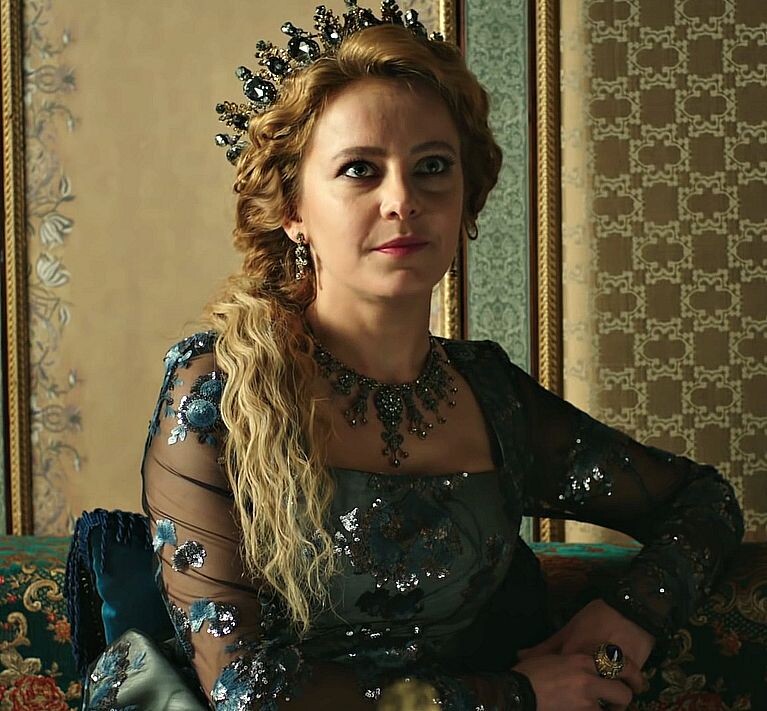 Хюмашах-султан с безразличием посмотрела на вошедшую Кёсем-султан. 