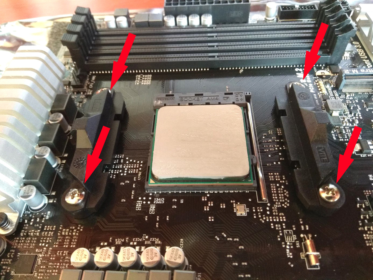 Необходимо ослабить винты (показаны красной стрелкой). Автор фото —
numizmat7 