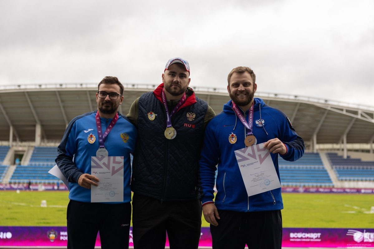    Нижегородец Валерий Пронкин (в центре) уверенно выиграл золото в метании диска