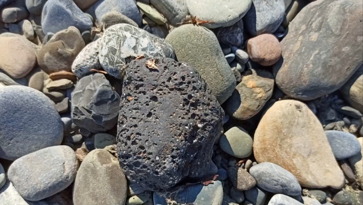 Камни на реке Сочи. Стоп-кадр из видео