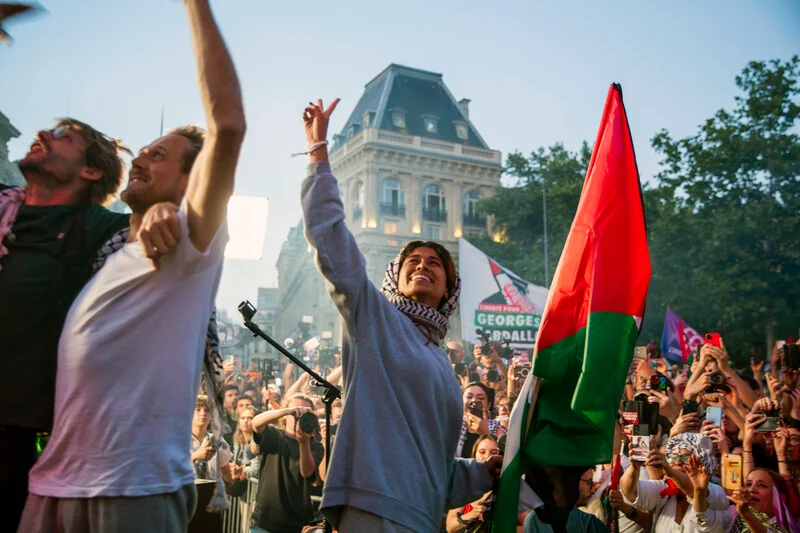 Рима Хассан, франко-палестинский депутат Европейского парламента, вместе с Батистом Андре и Ревой Сейферт Виар в Париже 12 июня. Все трое были пассажирами судна Madleen и были похищены израильскими коммандос в международных водах при попытке прорвать осаду Газы в начале месяца