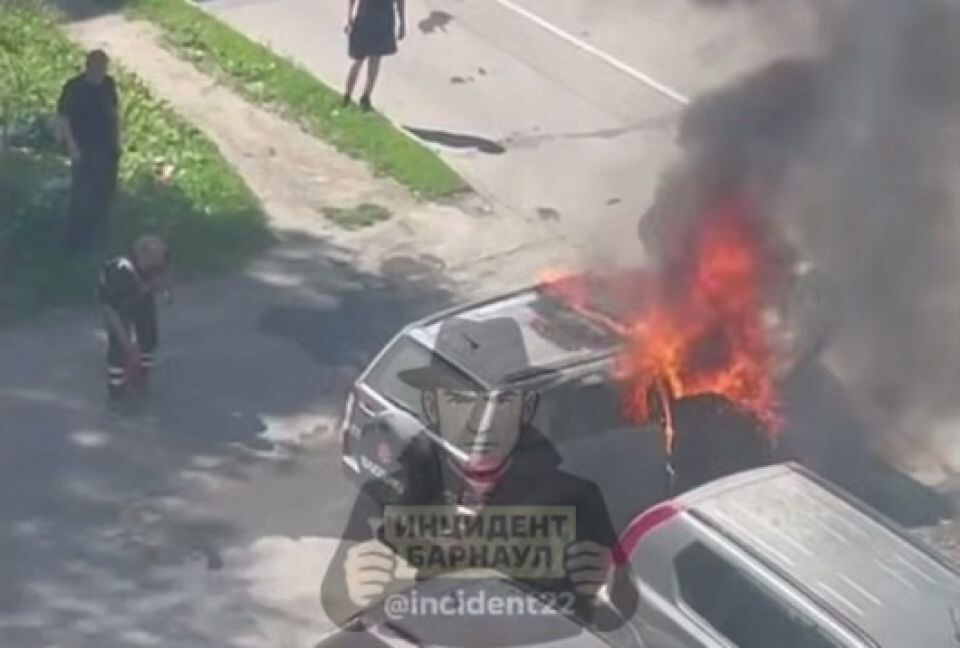    Огонь охватил авто в Новоалтайске. Источник: t.me/incident22