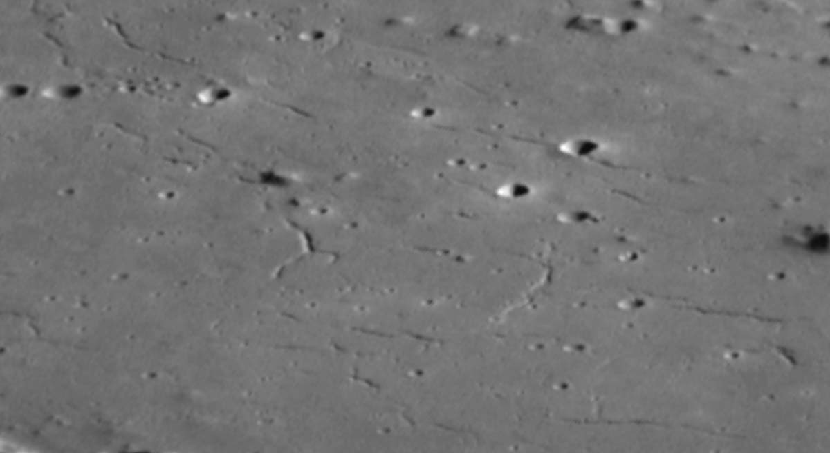 Обратите внимание на характерные трещины, сформировавшиеся при резком остывании этой расплавленной массы / © NASA