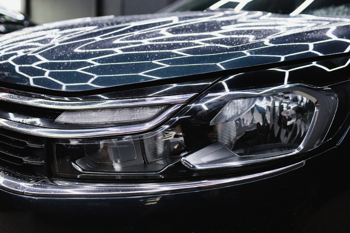 Источник фото: https://custom-heroes.ru/raboty/vid-uslugi/avtosvet/zamena-linz/citroen-c4-b7-obnovlenie-optiki-s-ustanovkoy-bi-led-linz-sariti/