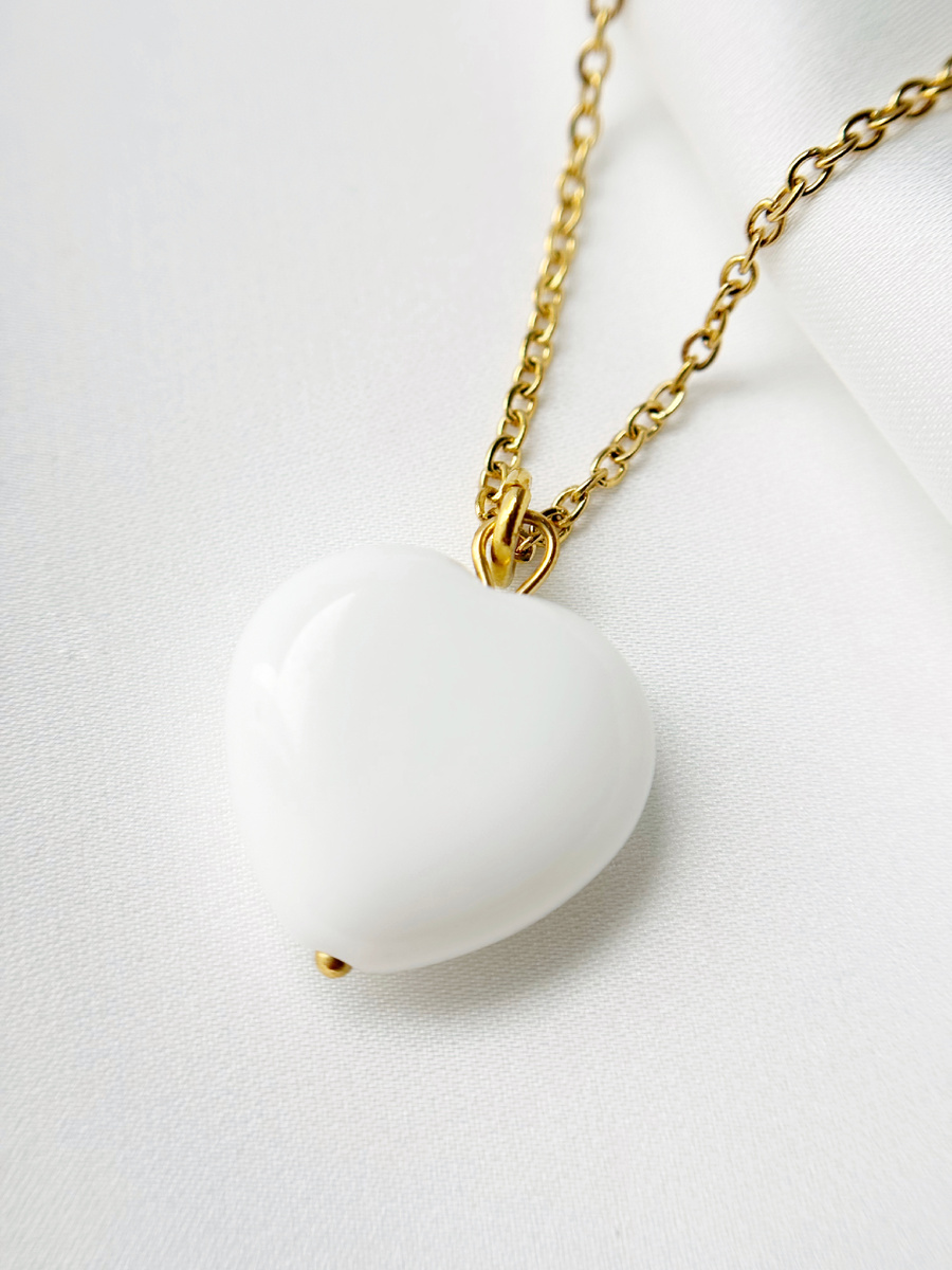 Кварц обладает мягким, приглушённым блеском и приятной на ощупь текстурой.