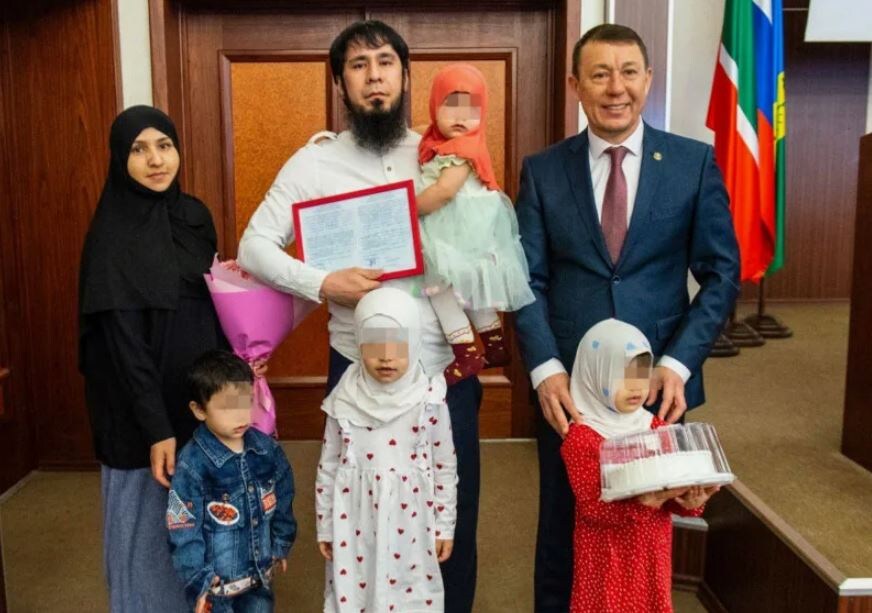 Семья Холзоды и Таировой получают жилищный сертификат (иллюстрация из открытых источников)