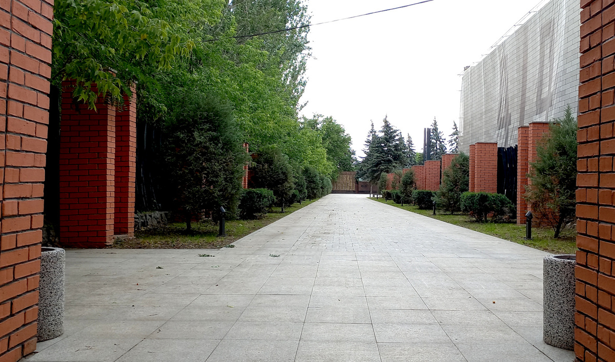 Аллея, ведущая к мемориалу «Шурф шахты 4/4 бис» в Донецке фото июнь 2025 года.
