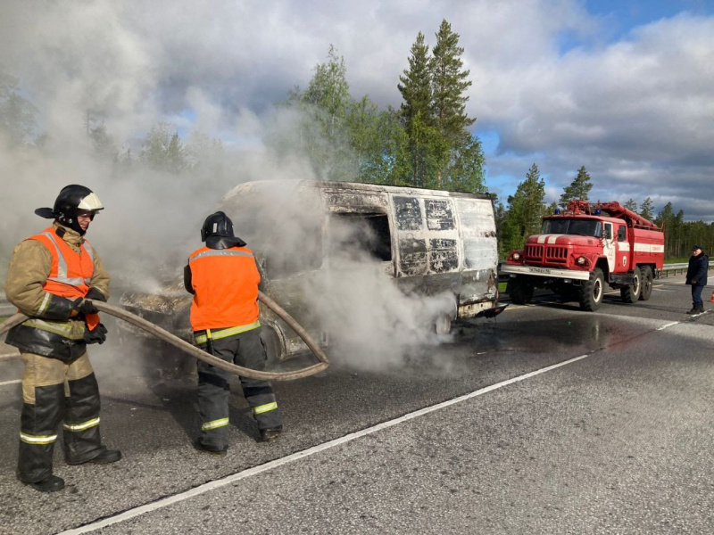    Микроавтобус сгорел на трассе в КарелииГосударственный комитет Карелии по ОЖ и БН