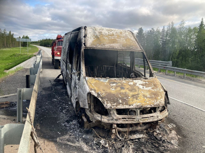    Микроавтобус сгорел на трассе в КарелииГосударственный комитет Карелии по ОЖ и БН