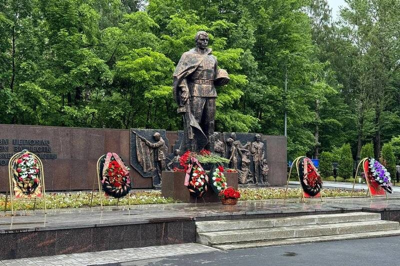    Памятное мероприятие прошло на первом кладбище. Об этом сегодня в своих соцсетях сообщил мэр Роман Маслов.