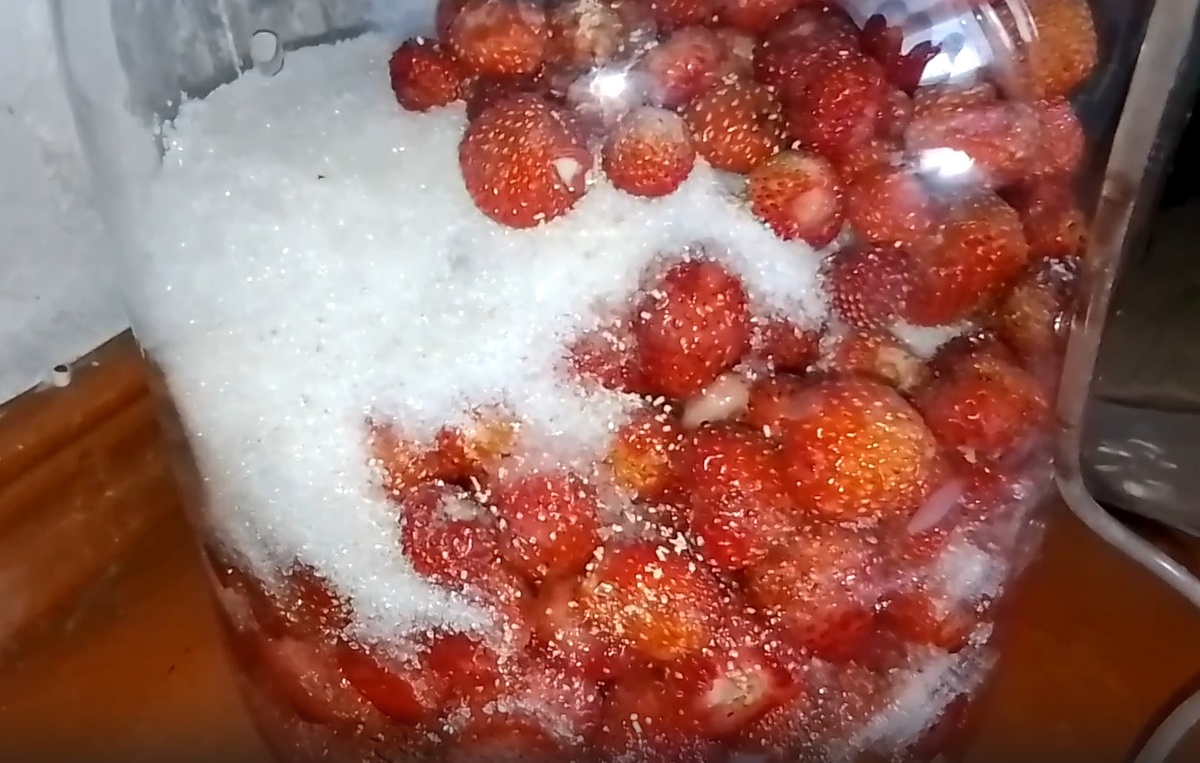 Клубника в банке. Фото автора.