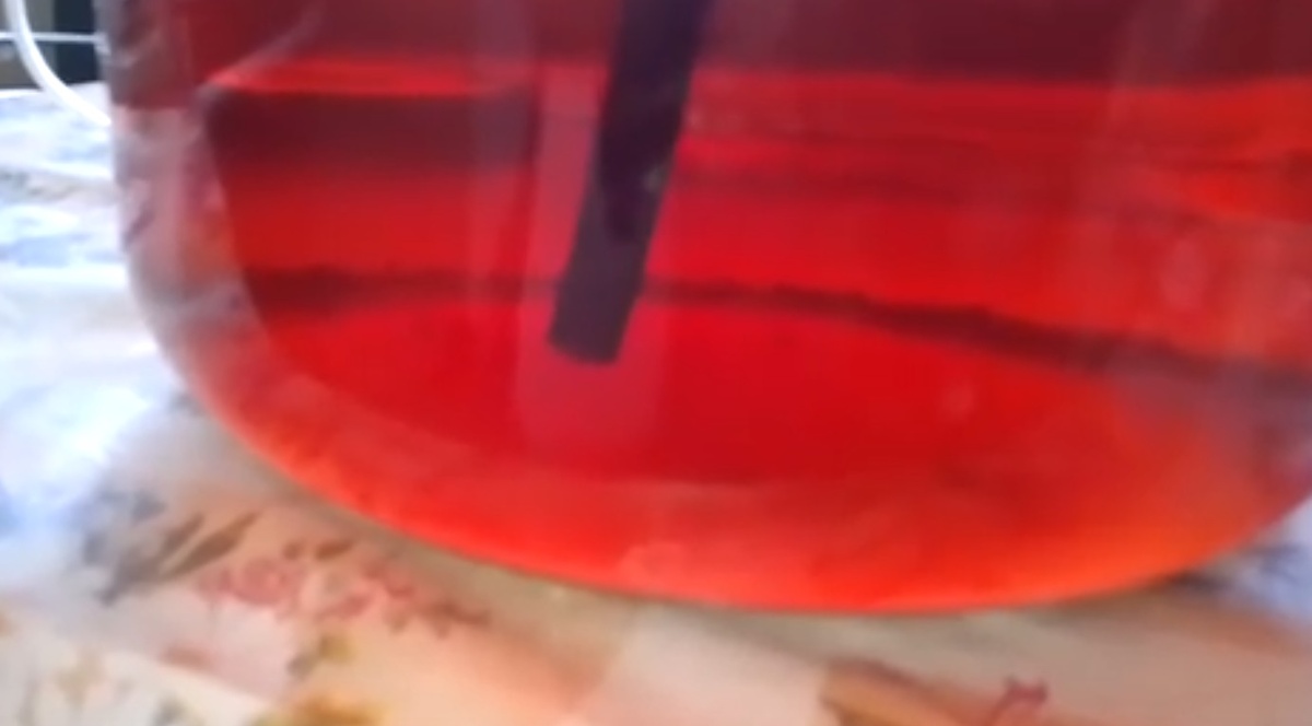 Снятие вина с осадка. Фото автора.