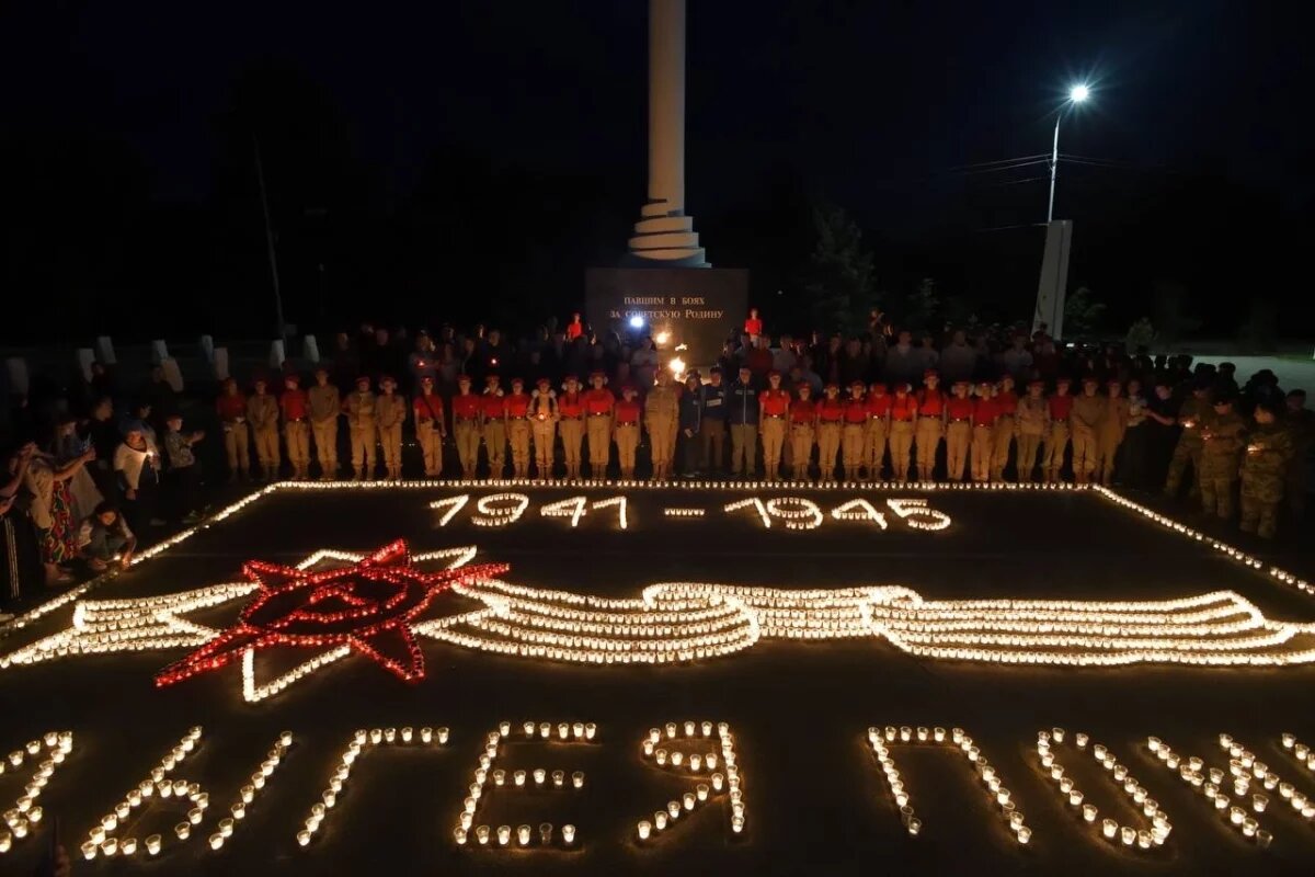    Огненная картина появилась у мемориала «Памяти павших» в Майкопе