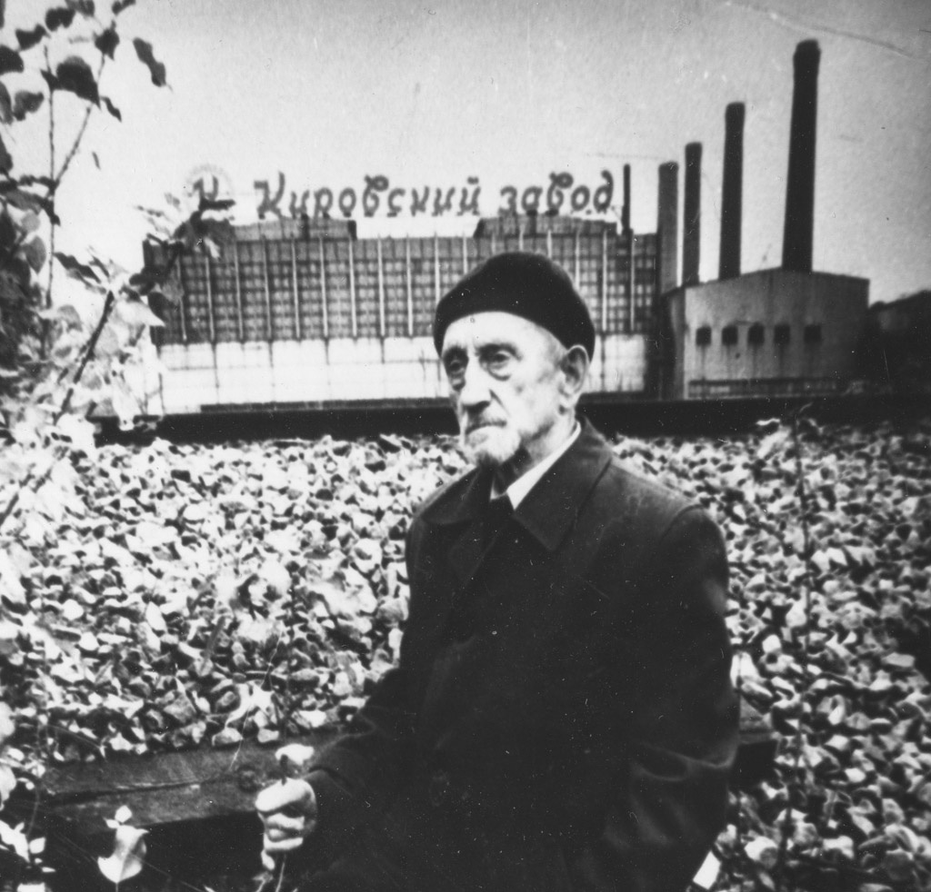 Николай Фёдорович на фоне завода, которому отдал свою творческую жизнь.