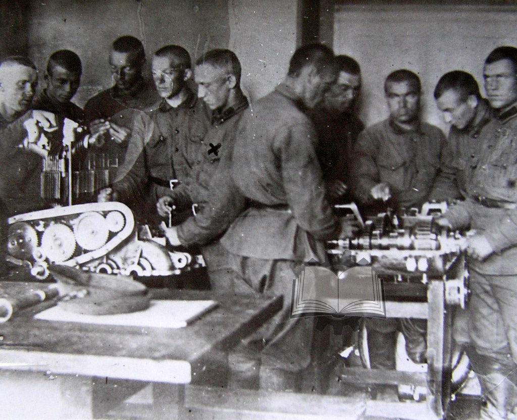 Практика учащихся Ленинградского института механизации социалистического земледелия в в 1-й механизированной бригаде им. Калиновского, 1931 год. Крестиком помечен Н.Ф Шашмурин.